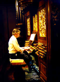 Stender negotiating tricky passages on Garnier's Classic organ (photo by Tomo)