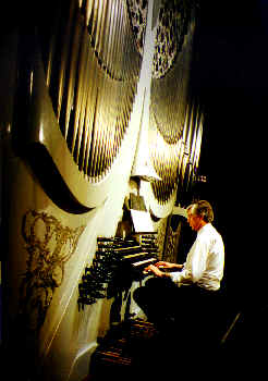 Stender warming up on Garnier's Modern organ (photo by Tomo)